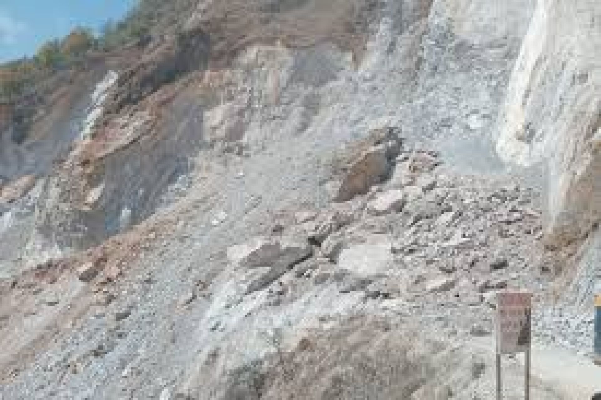 कालीगण्डकी करिडोरमा सुक्खा पहिरो, सडक खुल्न एक साता लाग्ने